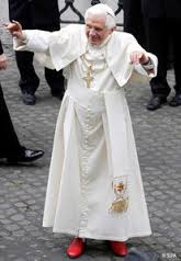 Pourquoi les papes sont-ils habillés en blanc ?
